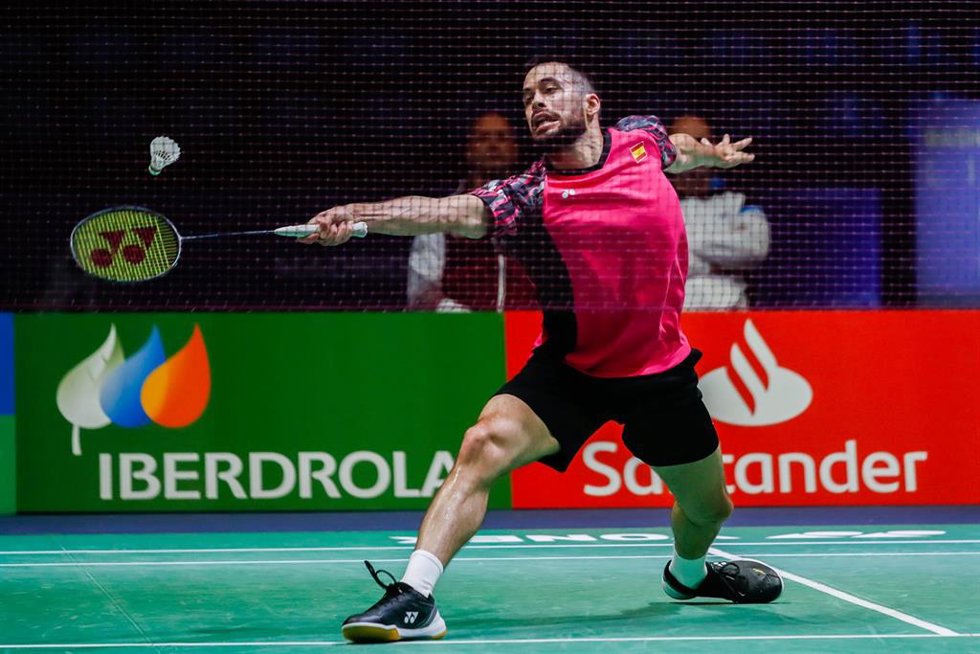 Archivo - Luis Enrique Peñalver intenta devolver un volante durante el Europeo de Bádminton de Madrid
