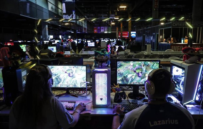 Archivo - Dos personas con videojuegos en el ordenador, en la décima edición de DreamHack, en el Foro centro Feria Valencia.