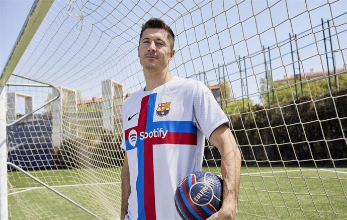Robert Lewandowski, con la nueva tercera equipación del FC Barcelona