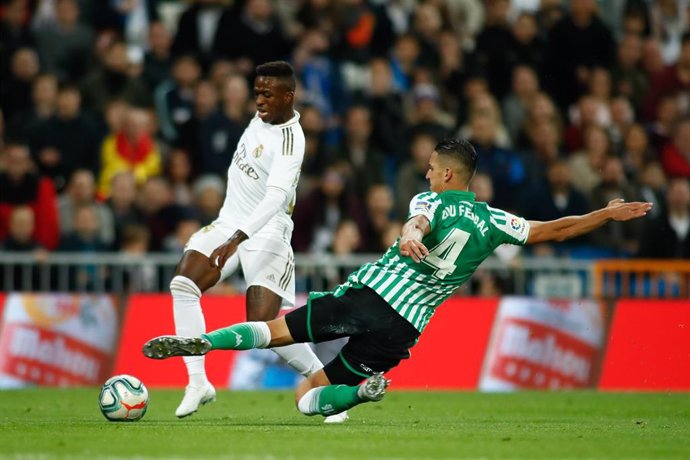 Archivo - Zou Feddal intenta cortar el avance de Vinicius Jr durante el Real Madrid-Betis de la temporada 2019-2020