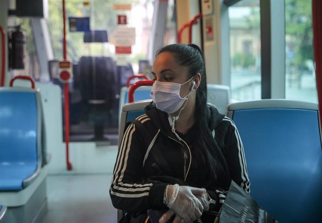 Archivo - Una mujer con mascarilla en el metro-centro, Sevilla, foto de recurso