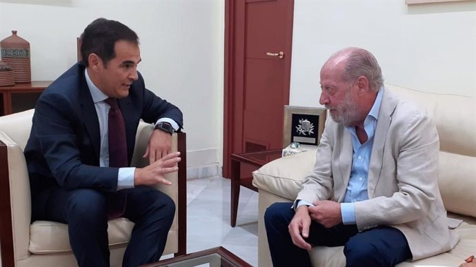 El consejero de Justicia, José Antonio Nieto, y el presidente de la Diputación de Sevilla y de la FAMP, Fernando Rodríguez Villalobos, durante su encuentro.