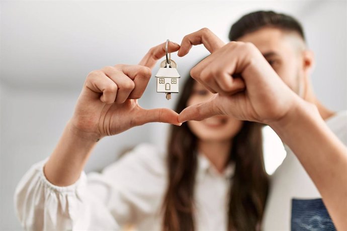 Una pareja feliz con su vivienda