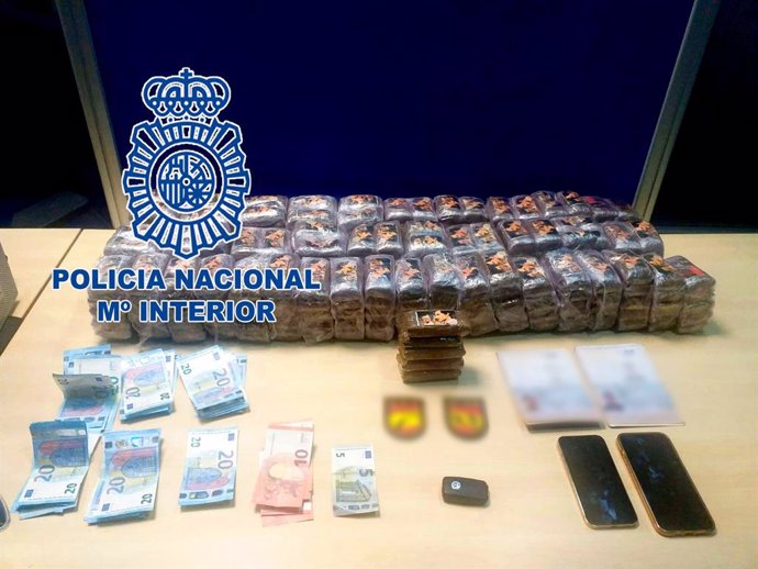 Nota De Prensa: " La Policía Nacional Ha Detenido Por Tráfico De Drogas A Dos Personas Que Trasportaban En Un Vehículo 30 Kilos De Hachís,, "