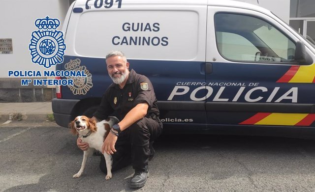 Agente de la Policía Nacional con el perro que localizó el cadáver de un hombre en Anaga