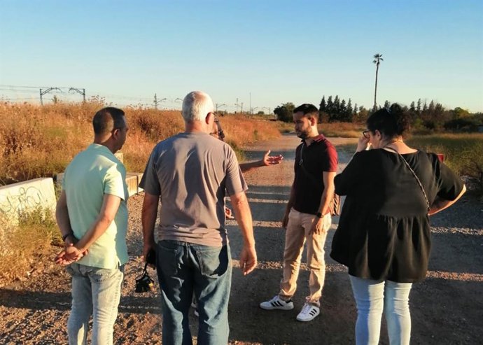 El portavoz de Adelante Sevilla (IU-Podemos), Daniel González Rojas, con vecinos de la asociación de Padre Pío.