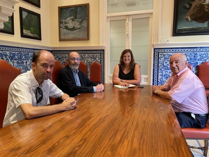 Reunión de la alcaldesa de Segovia con representantes de la Real Cofradía de la Venerable y Santa Esclavitud, Santo Entierro 'Cristo de los Gascones'.