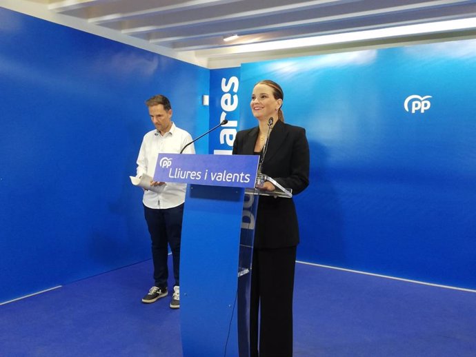 La presidenta del PP balear, Marga Prohens, y el vicepresidente del Consell de Ibiza, Mariano Juan.