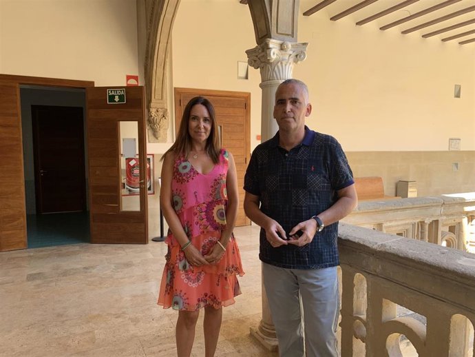 El doctor en Veterinaria por la Universidad de Córdoba (UCO) y director de la Unidad de Gestión de Protección de la Salud del Distrito Sanitario de Jaén, Jaime Gata, y la doctora experta en microbiología María José Grande.