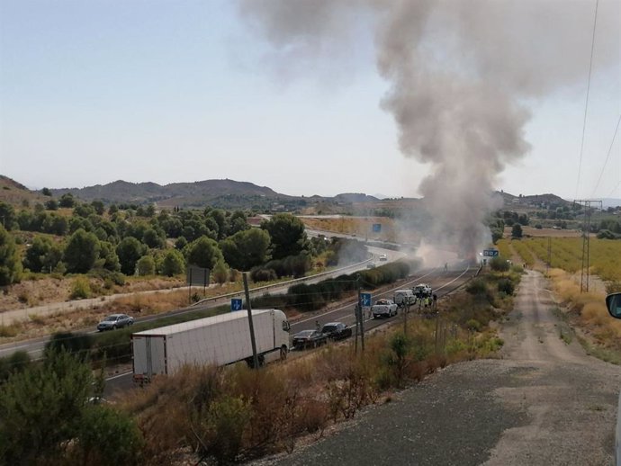 Incendio declarado en un autobús en la autovía del Noroeste (RM-15), en el término municipal de Mula (Murcia)