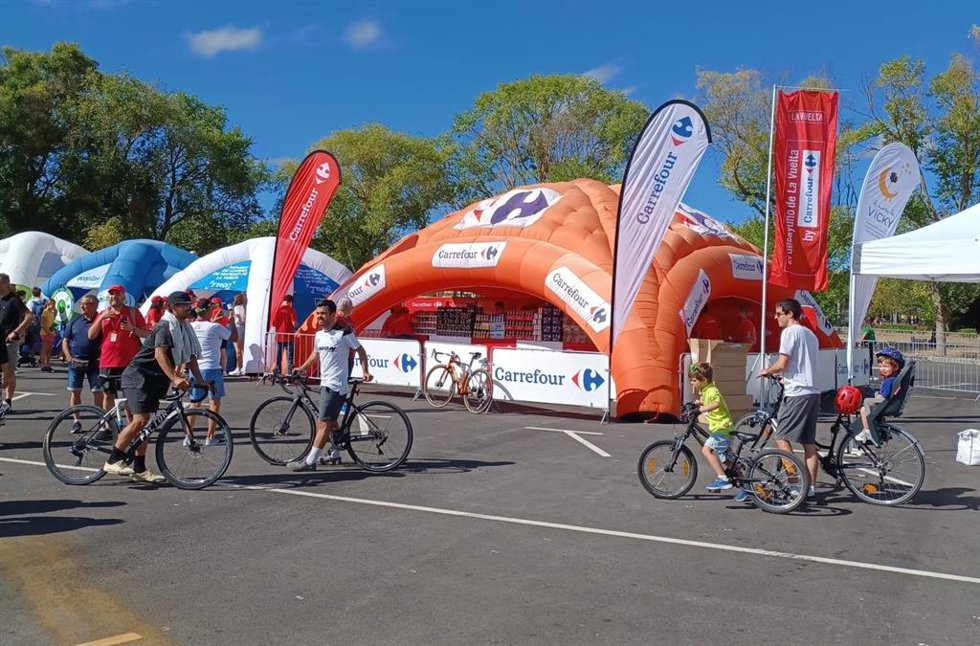 Imagen de una de las carpas de Carrefour durante la Vuelta Ciclista a España