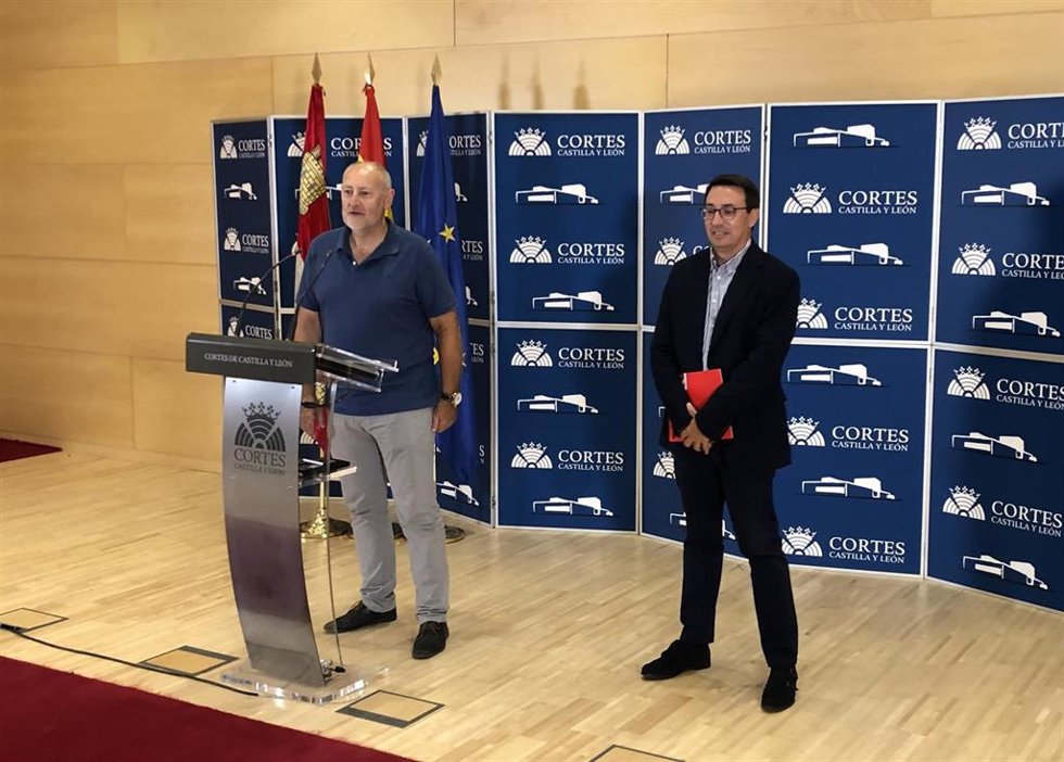 De izquierda a derecha: Jesús Guerrero y Fernando Pablos en una rueda de prensa en las Cortes.