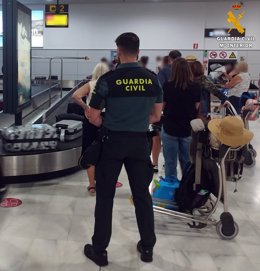 Un agente de la Guardia Civil en un aeropuerto.