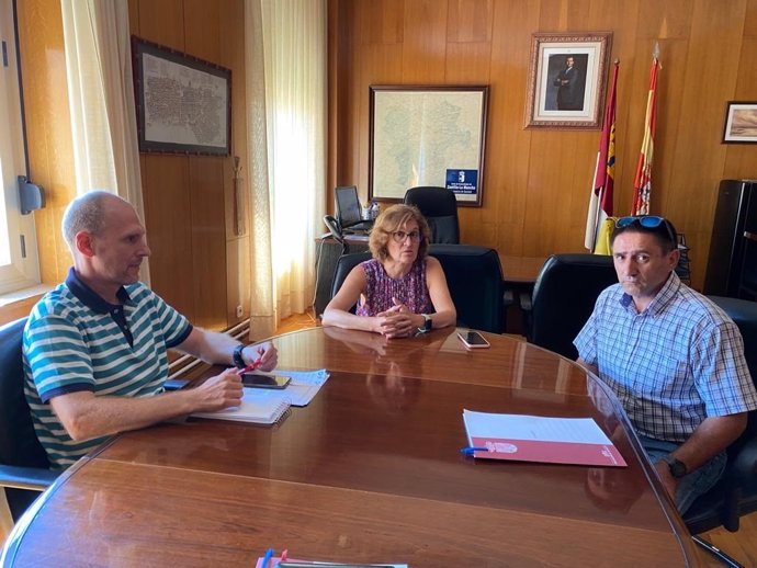 El alcalde de Peñascosas, Pedro Rodríguez, se reúne con la delegada provincial de Sanidad en Albacete, Blanca Hernández.