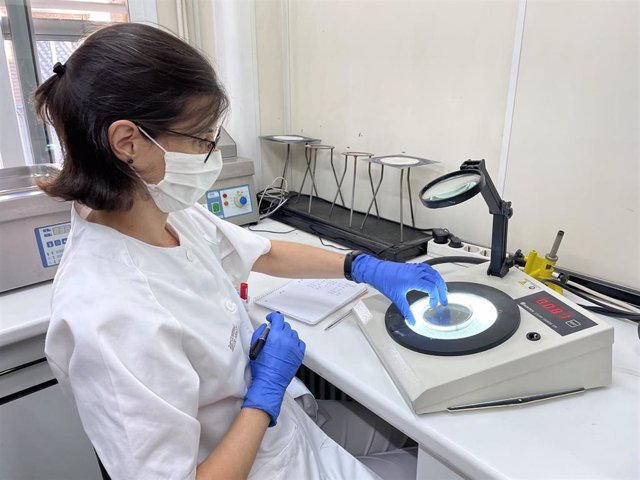 Una trabajadora del Laboratorio de Salud Pública de Aragón analiza una muestra.