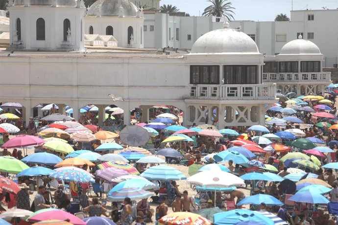 Archivo - La playa de La Caleta  abarrotada de bañistas  en el puente del 15 de  agosto a 15 agosto del 2021 en Cádiz (Andalucía)