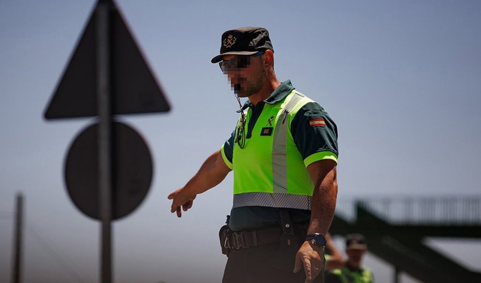 Archivo - Un agente de la Guardia Civil