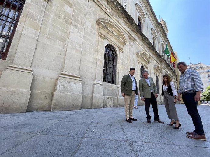 Archivo - El candidato popular, José Luis Sanz (segundo por la izquierda), en una imagen de archivo a las puertas del Ayuntamiento de Sevilla.