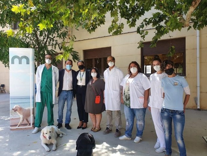 Visita del presidente de la Diputación y de la diputada de Servicios Sociales al taller de terapia con perros.