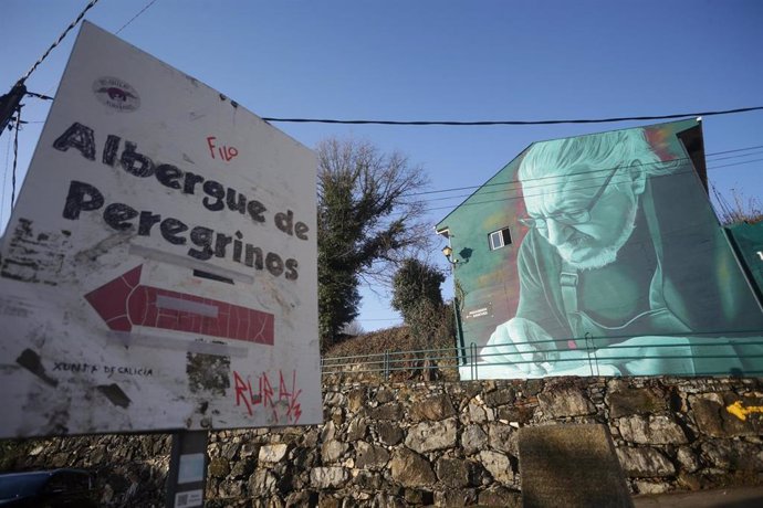 Archivo - Retrato del luthier Xermán Arias, en un edificio de Triacastela, a 14 de febrero de 2022, en Triacastela, Lugo, Galicia (España). El graffiti, del ourensano Mon Devane, se posiciona en el número siete de los mejores murales urbanos, según el ú