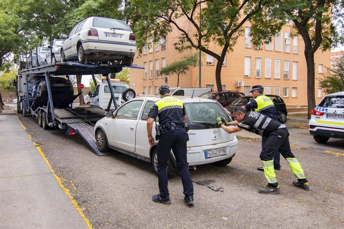 Retirada de coches abandonados.