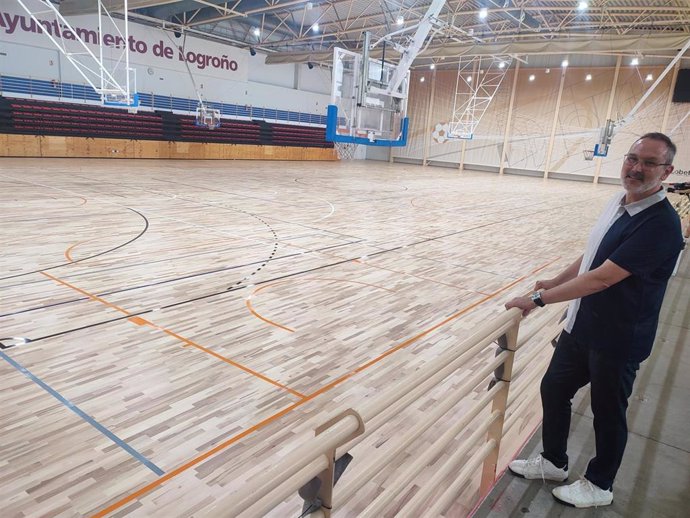 El concejal de Deportes, Rubén Antoñanzas, ha visitado esta mañana la cancha deportiva de Lobete donde recientemente han finalizado las obras de instalación del nuevo parqué