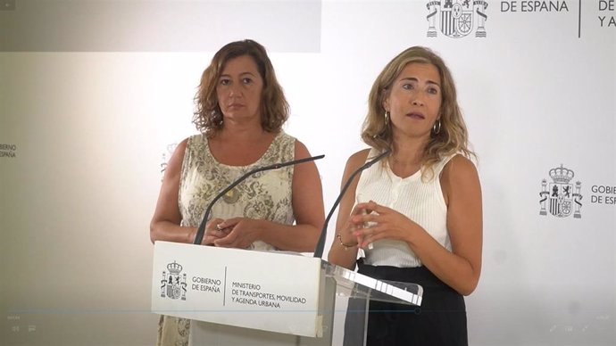 La presidenta del Govern balear, Francina Armengol, y la ministra de Transportes, Movilidad y Agenda Urbana, Raquel Sánchez, han firmado este miércoles el protocolo de colaboración para hacer posible la gratuidad en el tren en Mallorca.