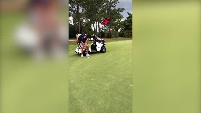 Este golfista puede jugar al golf gracias a su sila de ruedas adaptada
