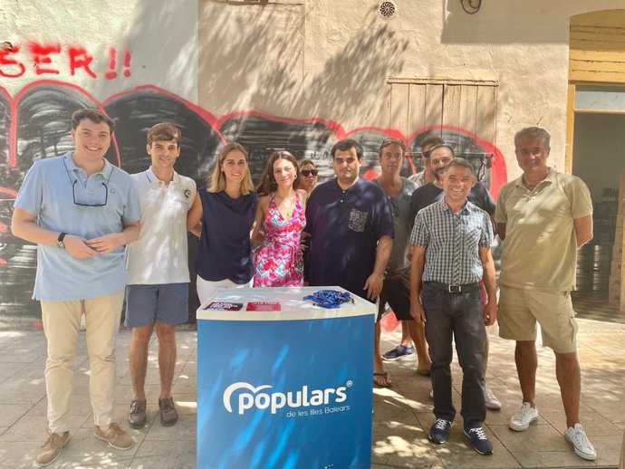 La presidenta de NNGG en Palma y en Baleares, Lourdes Roca, junto a miembros de NNGG y algunos comerciantes de la zona.