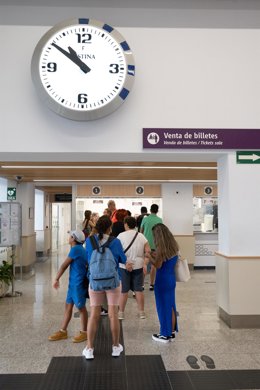 Varias personas hacen cola para adquirir un abono gratuito en la estación de trenes, a 24  de agosto de 2022, en Santiago de Compostela, A Coruña, Galicia, (España). Los usuarios de Renfe en Galicia pueden adquirir desde hoy los abonos gratuitos. El Gob