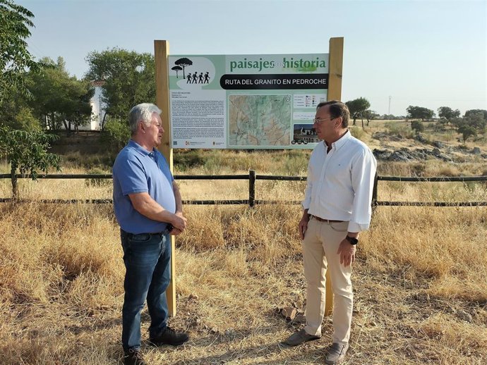 Francisco Palomares visita el municipio de Pedroche para conocer una nueva ruta del programa Paisajes con Historia, la Ruta del Granito.