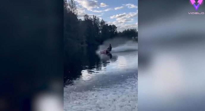 ¡Este Hombre Hace Esquí Acuático Descalzo!