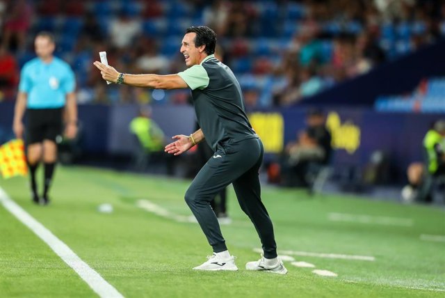 Unai Emery da instrucciones durante el Villarreal-Hadjuk Split de la ida del 'playoff' de acceso a la Conference League 22-23