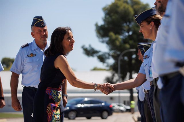 La ministra de Defensa, Margarita Robles, en su visita al ALA 35 del Ejército del Aire y del Espacio, en la Base Aérea de Getafe