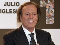 Julio Iglesias zanja los rumores sobre su estado de salud con mucho sentido del humor