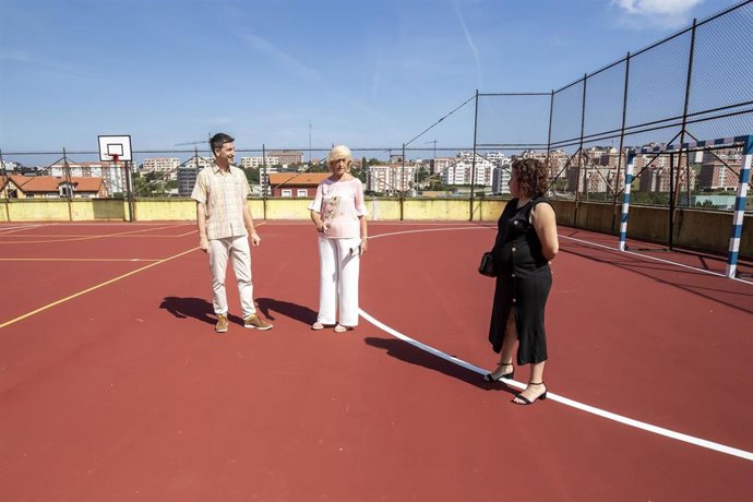 La Consejera De Educación Y Formación Profesional, Marina Lombó, Visita Este Centro Educativo.