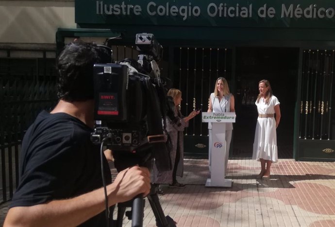 La vicesecretaria general de Política Social del PP, María del Carmen Navarro, y la presidenta del PP extremeño, María Guardiola, en un acto en Cáceres