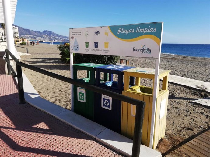 Contenedores en la playa para reciclar los productos