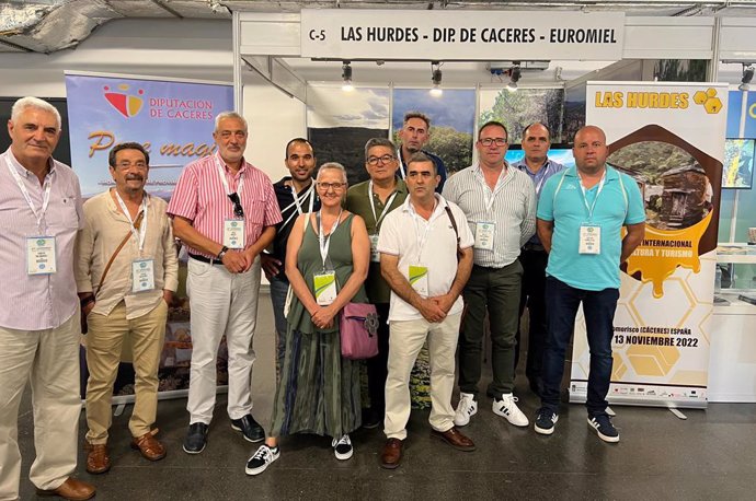 El presidente de la Diputación de Cáceres junto a empresarios apícolas en una feria del sector en Estambul