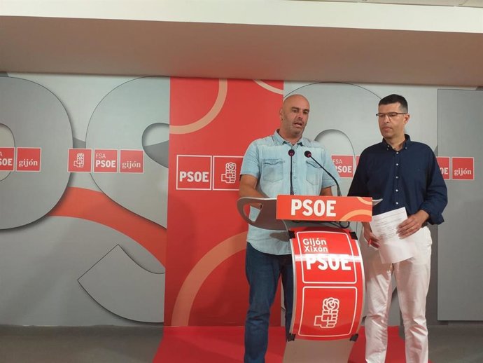 José Ramón García, secretario general de la Agrupación Socialista de Gijón, y Eduardo Infante, secretario de Formación del PSOE gijonés, en rueda de prensa en la Casa del Pueblo (Gijón)
