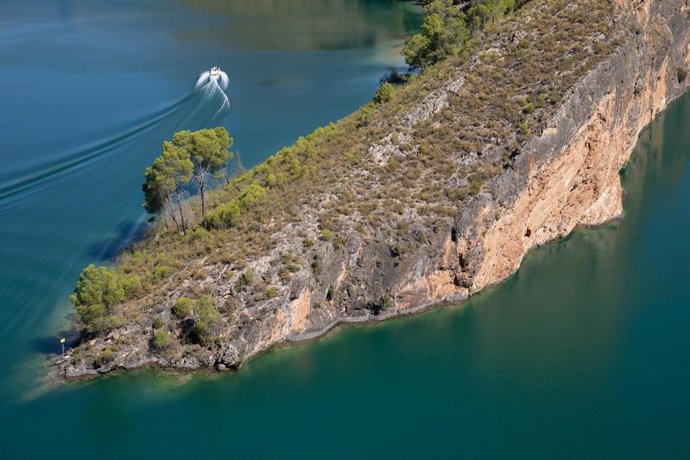 Una embarcacion de recreo en el embalse de Bolarque