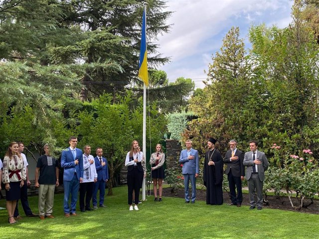 Alza de Bandera de Ucrania con el embajador ucraniano en España, Serhii Pohoreltsev, por el aniversario de la Independencia de Ucrania y el cumplimiento de los 6 meses desde el inicio de la agresión armada rusa.