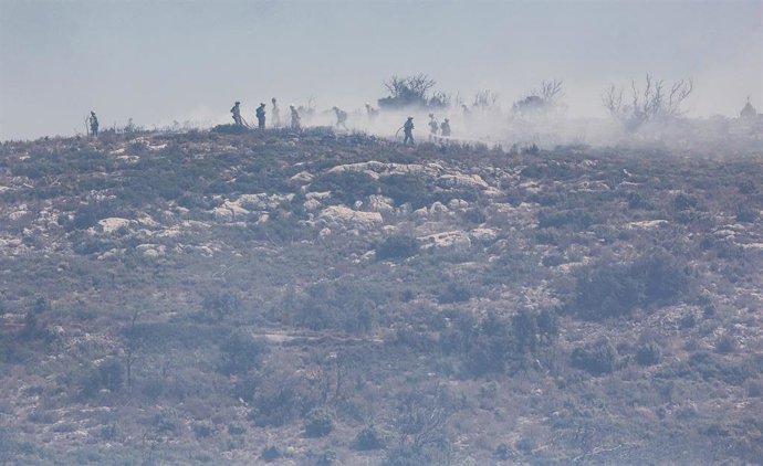 Miembros de las Brigadas de Refuerzo de Incendios Forestales (BRIF) trabajando en el incendio forestal de Bejís (Castellón)