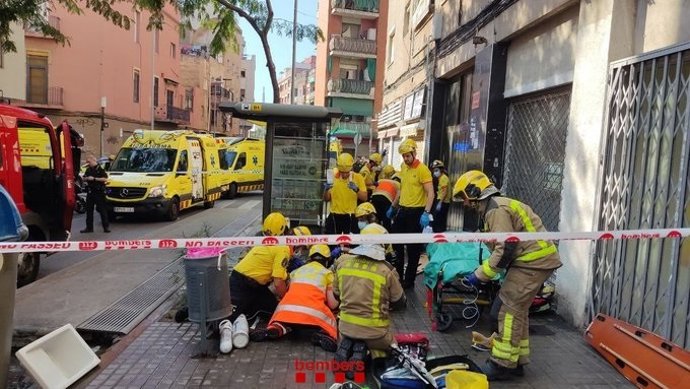 Los Bombers y el SEM atienden a los heridos por el incendio en un piso de Badalona (Barcelona).