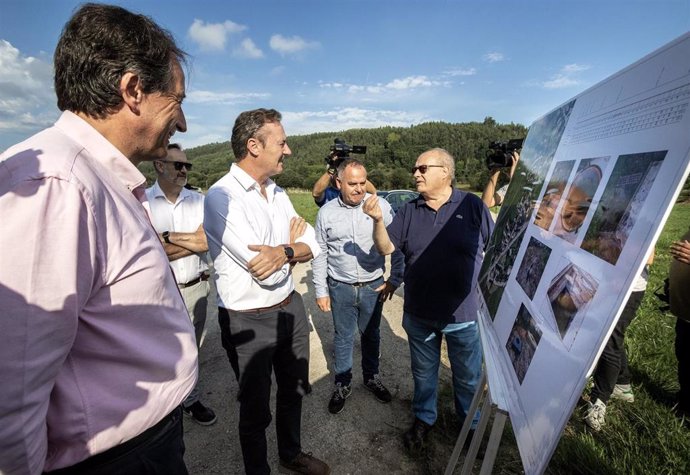 Los Consejeros De Obras Públicas, Ordenación Del Territorio Y Urbanismo, José Luis Gochicoa, Y De Desarrollo Rural, Ganadería, Pesca, Alimentación Y Medio Ambiente, Guillermo Blanco, Visitan Las Obras De Mejora Del Saneamiento De Casar De Periedo