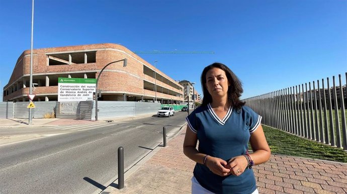 Mercedes Gámez frente a las obras paralizadas del Conservatorio Superior de Música de Jaén