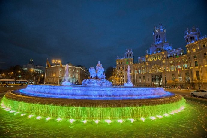 La fuente de Cibeles se ilumina con los colores de la bandera ucraniana