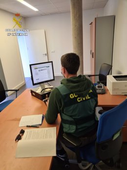 Archivo - Agente de la Guardia Civil de Huelva.