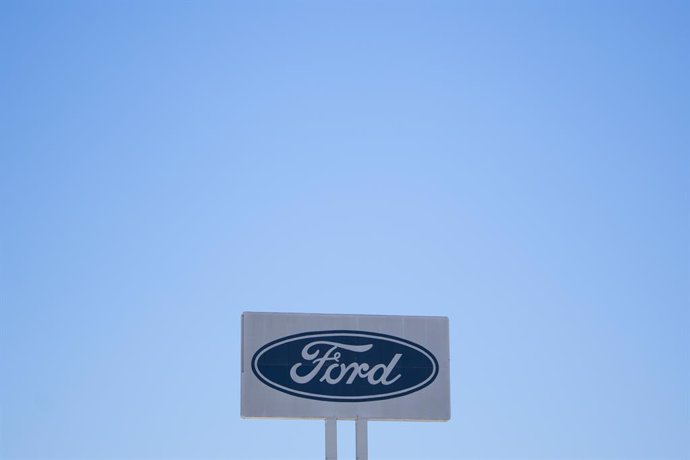 Archivo - Logo de Ford en la entrada de la fábrica, a 22 de junio de 2022