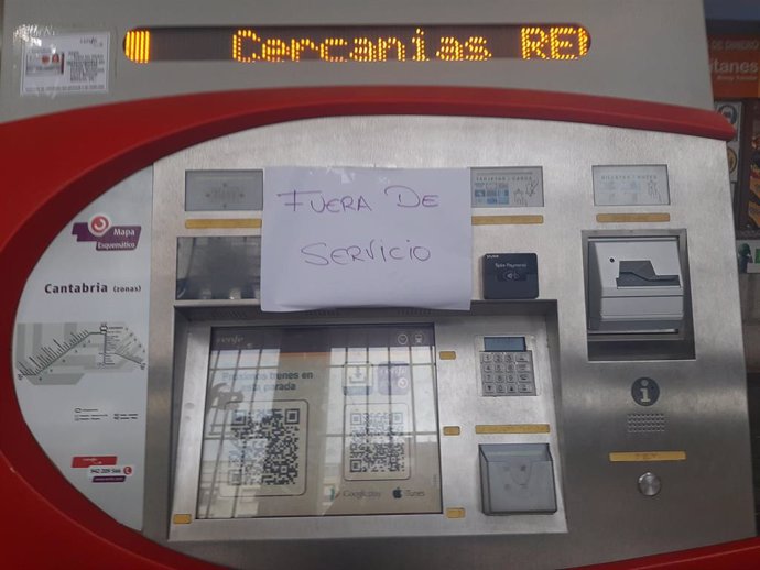 Máquina de autoventa de billetes y abonos de trenes de Cercanías Cantabria 'fuera de servicio', en la estación de tren de Santander